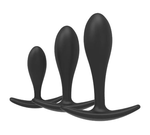 Plug Trío Black angled view showing three outlets and USB ports