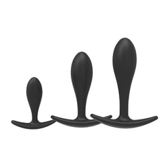 Close-up of Plug Trío Black with power indicator light on