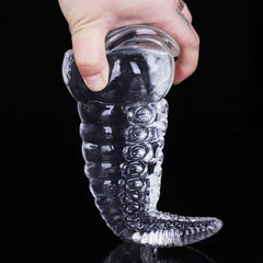 Hand holding Dildo Tentáculo to demonstrate its size and shape
