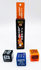 Juego Lanza y Toma Picante: Two players having fun with the spicy throwing and catching game