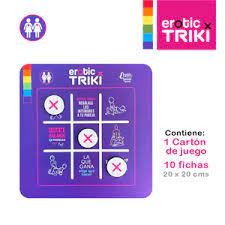 Three smiling women playing the fun and inclusive game 'Juego Triki Lesbianas'