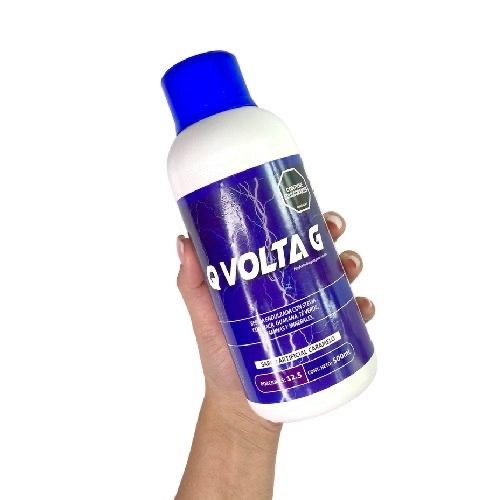 Q Volta G 500 ml is a sleek, modern water bottle with a convenient carrying strap and a secure screw-on lid, perfect for staying hydrated on the go