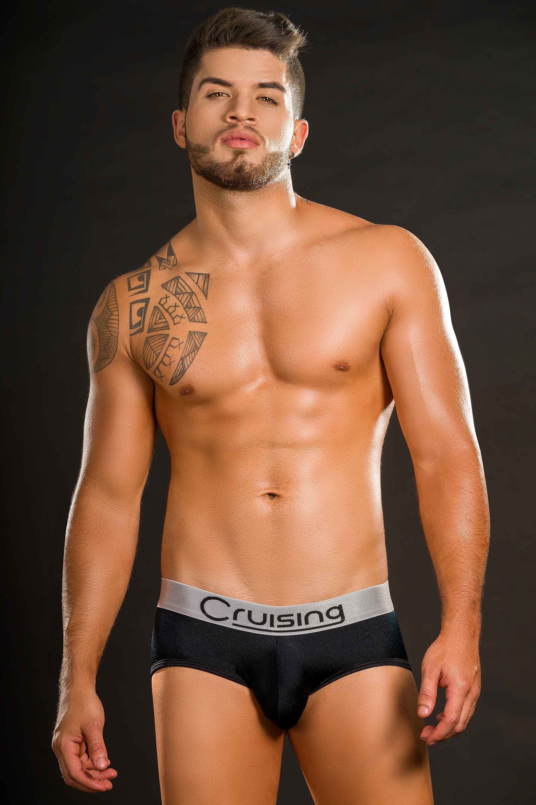 Black suspensorio sposo with lace detailing and adjustable straps for comfort and support