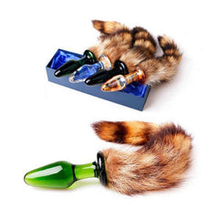 Close-up of a cold PLUG COLA CRISTAL drink in a glass filled with ice cubes and lemon slices