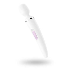 Woman holding the Satisfyer Wand-Er Woman against her neck for a relaxing massage