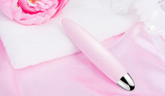 Compact and travel-friendly MINI VIBRADOR DAISY SVAKOM for on-the-go pleasure and satisfaction