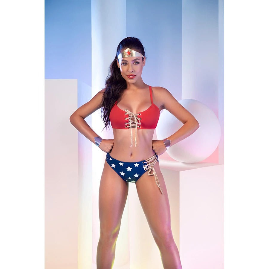 Alt text: A beautiful model wearing the Sexy Mujer Maravilla costume, featuring a red and gold top, blue skirt, and matching headband, perfect for a superhero-themed event