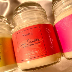 Alt text: Vela afrodisiaca Rosebay 90 ml, a luxurious scented candle in a beautiful glass jar