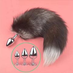 Side view of sleek and modern Plug Acero Cola Skunk in a stylish setting