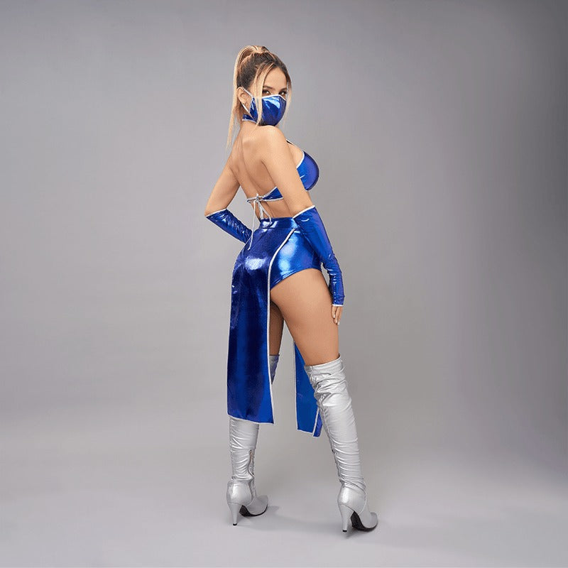  Two women wearing Disfraz Kitana costumes, one in blue and gold and the other in black and gold, posing with swords