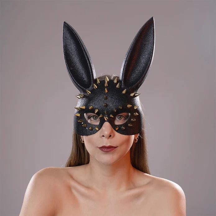 Alt text: Close-up image of the Máscara Bunny Gotham, a sleek and stylish face mask with a bold Gotham-inspired design, perfect for adding a touch of edgy style to any outfit