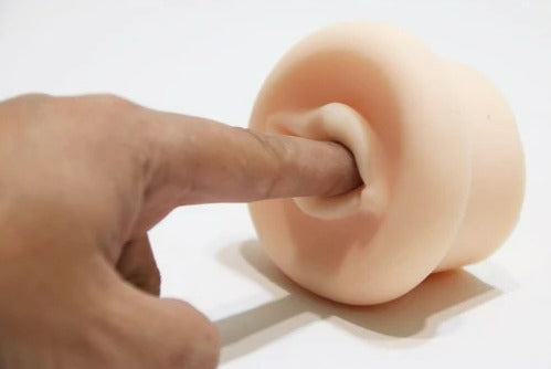  A woman's hand holding the Repuesto Bomba Vagina, highlighting its compact size and user-friendly features for convenient use